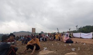 Terdampak Pembangunan, Warga Demo Datangi Area Tol Cisumdawu di Sirnamulya