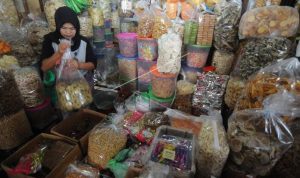 Penjual Makanan Ringan Diburu Pembeli