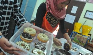 Donat Keliling Ramai Diminati Pelanggan