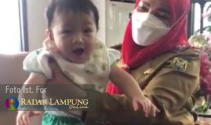 Di Sela Kesibukan, Bunda Eva Rawat Langsung Dua Anak Asuhnya