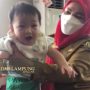 Di Sela Kesibukan, Bunda Eva Rawat Langsung Dua Anak Asuhnya