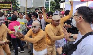 Korban Investasi Bodong KSP Indosurya Aksi Teatrikal Tuyul Ambil Uang di Depan Gedung Mabes Polri