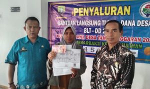 Warga Desa Mekarbakti Terima BLT Dana Desa