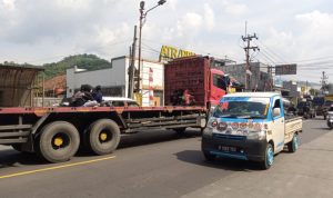 Hentikan Truk, Anak Jalanan Bikin Resah