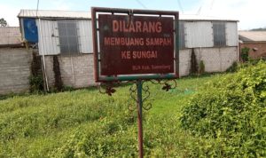 Plang Larangan Buang Sampah Berkarat