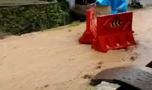 Dampak Pembangunan Tol, Jalan Desa Dialiri Air Deras Dampak Pembangunan Tol, Jalan Desa Dialiri Air Deras