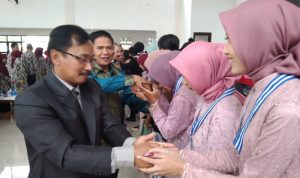 SALAMI: Kepala Sekolah SMAN Jatinagor Uus Usman SPd MSi dan Ketua Komite Sekolah SMAN Jatinangor Warson SAg saat menyalami para siswa kelas 12 di acara perpisahan