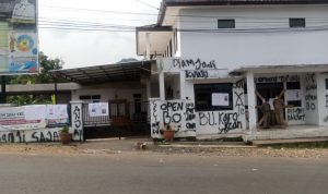 Warga Tak Puas Dengan Sangsi, Kantor Desa Cikareo Selatan Disegel Warga Tak Puas Dengan Sangsi, Kantor Desa Disegel