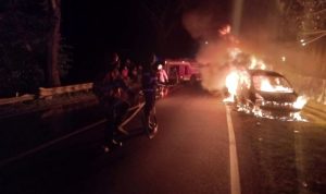 Mobil Sedan Livina Terbakar Akibat Konsleting Listrik