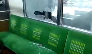 Viral, Video Jendela KRL Dilempar Batu hingga Pecah Berserakan, Ini Penjelasan KAI Commuter