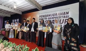 Sejumlah Santri dan Santriwati Pondok Pesantren Kholafiyah Miftahul Hasanah Mengikuti Penganugerahan Prestasi.