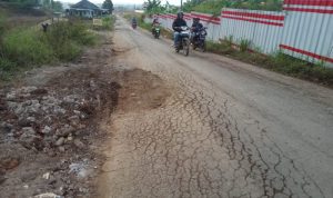 Penuh Tanah Merah, Jalan Licin Dikeluhkan Warga