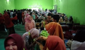 Para siswa SMPN 1 Cimanggung saat mengikuti prosesi acara pembagian ijazah di Aula SMPN Cimanggung tanpa dihadiri tamu dari luar sekolah