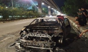 Mobil Vios Terbakar di Bawah Stasiun LRT Jakabaring Palembang