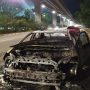 Mobil Vios Terbakar di Bawah Stasiun LRT Jakabaring Palembang