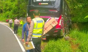 38 Penumpang Melanjutkan Berwisata Setelah Bus Menabrak Tebing di Sarangan