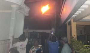 Lantai Tiga Sebuah Rumah di Cipinang Terbakar, Diduga Akibat Korsleting