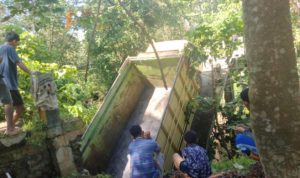 Horor, Truk Muatan Sawit Terperosok Di Jembatan Sungai Guntung