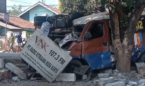 Tabrakan Angkot Dengan Truk, Dua Nyawa Melayang