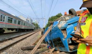 Rem Blong, Angkot Tertabrak KRL Di Perlintasan KA Kebon Pedes Bogor