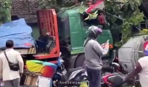 Kecelakaan Truk Di Kranji Bekasi, Nabrak Tiang Pemancar, Halte Serta Anak-anak Sekolah