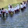 Cemas, Puluhan Anak SD Menyebrangi Sungai Untuk Pergi Ke Sekolah