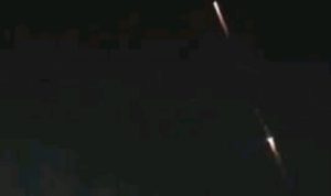 Heboh! Benda Bercahaya Diduga Meteor Terbang Di Langit Pekanbaru, Bersuara Keras