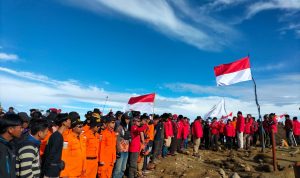 Basarnas Gelar Upacara Bendera di Gunung Ciremai