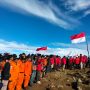 Basarnas Gelar Upacara Bendera di Gunung Ciremai