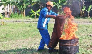 Demo Penanggulangan Kebakaran, Warga Antusias Lakukan Pemadaman Api