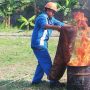 Demo Penanggulangan Kebakaran, Warga Antusias Lakukan Pemadaman Api