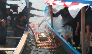 Masyarakat Desa Mekarasih Tebar Bunga, Kenang Momen Hari Penggenangan Waduk