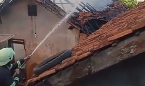 Dua Rumah Terbakar, Kerugian Capai Rp 100 Juta