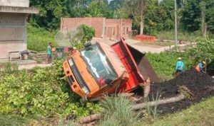 Truk Bermuatan Batubara Hantam Tiang Listrik PLN, Diduga Sopir Ngantuk