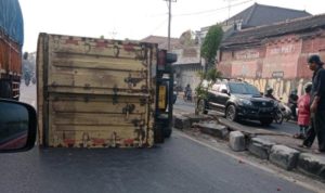 Mobil Truk Box Terguling, Jalan Pantura Kedawung-Palimanan Macet