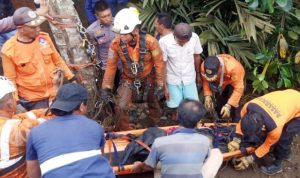 Jasad Sopir Truk Bermuatan Karet yang Terjun ke Jurang Sungai Ditemukan