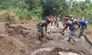 Bersama Membangun Jalan, TNI dan Masyarakat Laksanakan Pengecoran Jalan