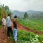 Tanah Longsor di Cimanggung Timpa Pesawahan Warga