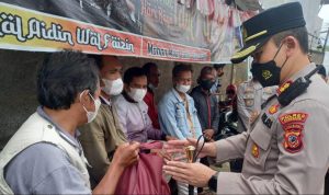 Polres Sumedang Bagikan Bantuan Sosial, Warga Terima Ratusan Paket Sembako 