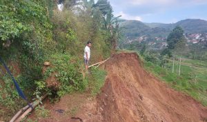 Longsor di Tegalmanggung Berdampak ke Desa Cimanggung