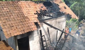 Charger Handphone Meledak, Dua Rumah Terbakar