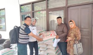 Terakhir, BPBD Sumedang Serahkan Logistik Korban Longsor 