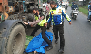 Mengenaskan! Tubuh Pengendara Motor Ini Terlindas Truk Hino