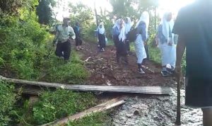 Dampak Longsor di Tegalmanggung, Sekolah Terpaksa Diliburkan Dampak Longsor di Tegalmanggung, Sekolah Terpaksa Diliburkan