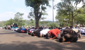 Miris! Ribuan Honorer Sujud Depan DPRD Sumedang, Meminta Masuk Formasi PPPK