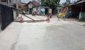 Waduh! Sedang Perbaikan Jalan Pengendara malah Nekat Menerobos