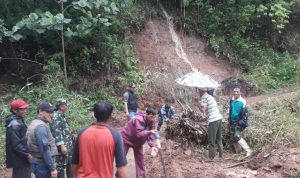 Akibat Hujan Deras, Jalan Desa Tertimbun Longsor 