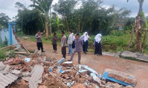 Benteng Sekolah Ambruk, Ganggu Mobilitas