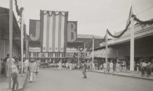 Foto. De feestelijk versierde Bragaweg bij Sociëteit Concordia in Bandoeng, ter gelegenheid van het huwelijk van Prinses Juliana met Prins Bernhard