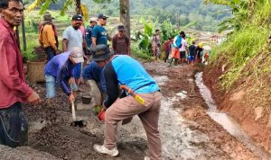 Terbengkaiai, Warga Kembali Perbaiki Jalan